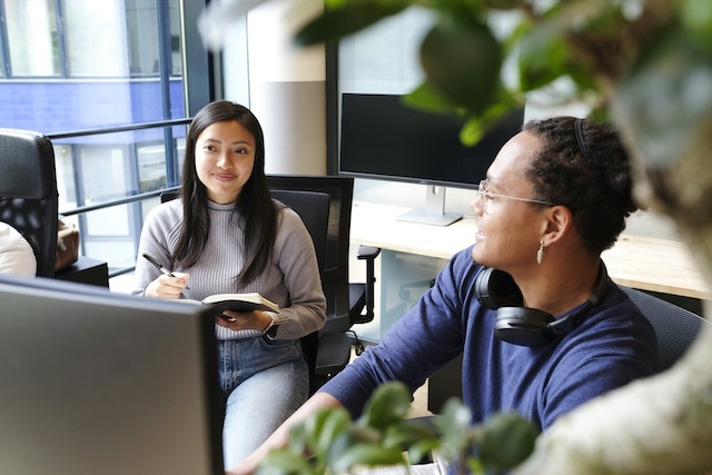 How to run engaging meetings as a manager with Door Tablet; Source: Unsplash