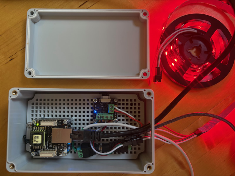In the package shown here you can see the Device Hub and the LED electronics combined.
